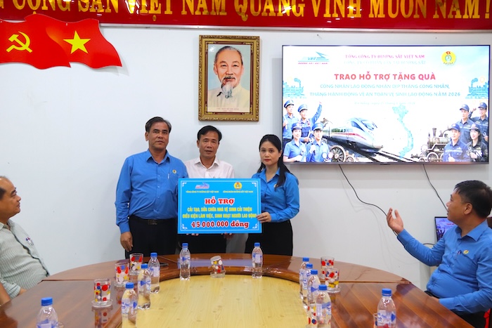 Vietnam Railway Trade Union supports workers in Da Nang. Photo: Nguyen Linh