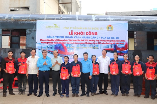 Lễ khởi công công trình “Hoán cải, nâng cấp 7 toa xe An28“. Ảnh: Nguyễn Linh
