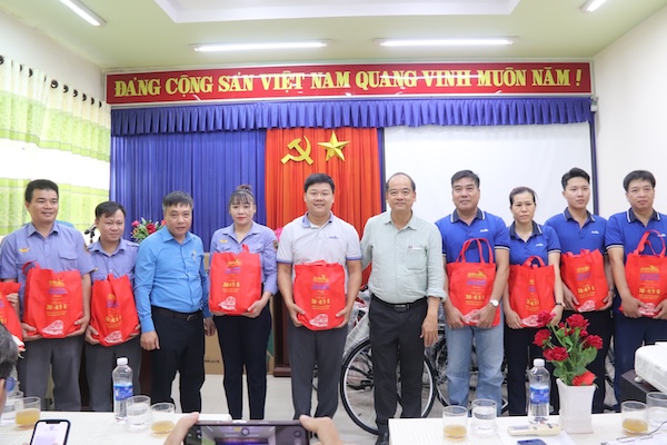 Công nhân đường sắt khu vực Đà Nẵng đón nhận quà từ các cấp. Ảnh: Nguyễn Linh