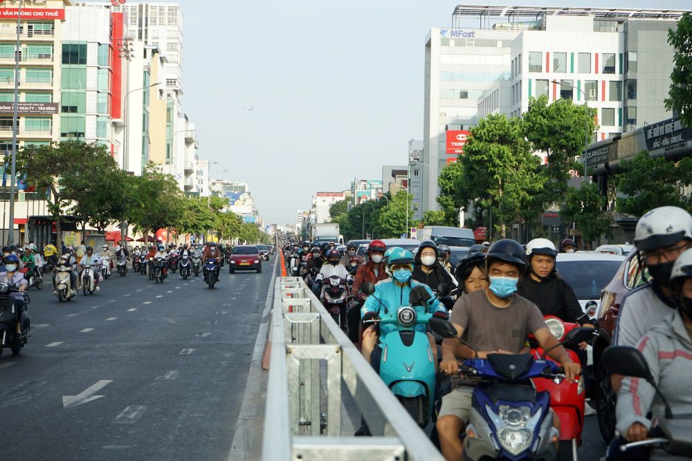 Trước đó, phương án phân làn đảo chiều trên đường Cộng Hòa đã được áp dụng từ ngày 15.5, sau khi phân luồng, tình trạng ùn tắc tại một trong những tuyến cửa ngõ áp lực nhất TP Hồ Chí Minh đã giảm đáng kể. Ảnh: Thái Bảo