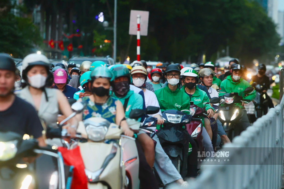 Đường Lê Văn Lương được tổ chức mỗi chiều 3 làn lưu thông, gồm 2 làn hỗn hợp cho ô tô, xe máy và một làn riêng dành cho tuyến xe buýt nhanh BRT. Trong giờ cao điểm, tuyến đường vẫn thường xuyên rơi vào cảnh quá tải.