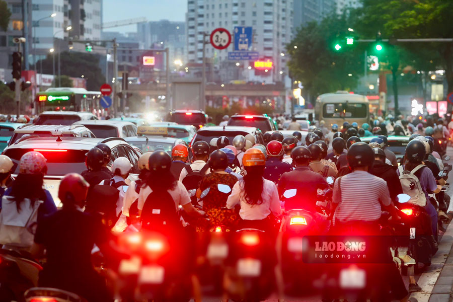 Ghi nhận vào giờ cao điểm tối 21.5, tình hình giao thông trên đường Lê Văn Lương ùn tắc dài, các phương tiện di chuyển khó khăn.