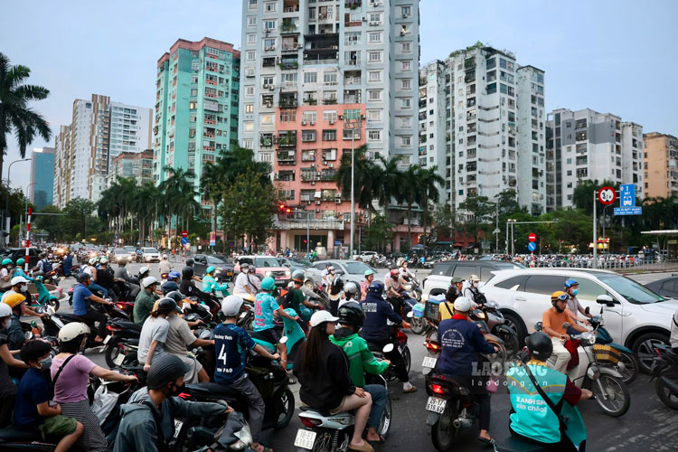 Cục Cảnh sát giao thông (Cục CSGT, Bộ Công an) đang phối hợp với Cục Đường bộ Việt Nam nghiên cứu phương án xén dải phân cách giữa để tổ chức phân làn đường linh hoạt theo giờ cao điểm tại hai tuyến đường trọng điểm của Hà Nội là Nguyễn Chí Thanh và Lê Văn Lương.