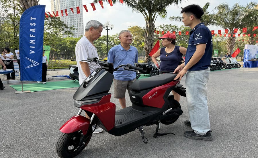 People visit and experience electric vehicles at the Green Transformation Day 2026 event of Lao Dong Newspaper. Photo: Thuy Linh