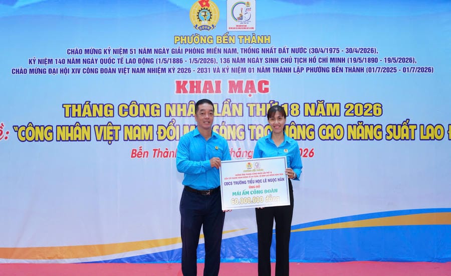Mr. Huynh Vinh Lam - Chairman of Ben Thanh Ward Trade Union, Ho Chi Minh City - presents funds to support the construction of Trade Union Shelters for union members and workers in difficult circumstances. Photo: Duc Long