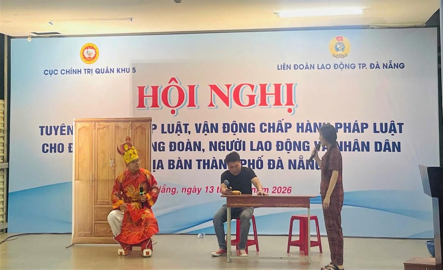 Da Nang Trade Union propagates policies and laws to workers in the form of stage performances. Photo: Da Nang Trade Union