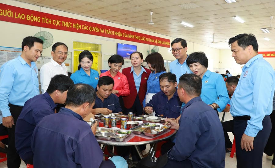 Workers of Sanest Khanh Hoa Beverage Joint Stock Company enjoy the Trade Union meal organized at the factory. Photo: Phuong Linh