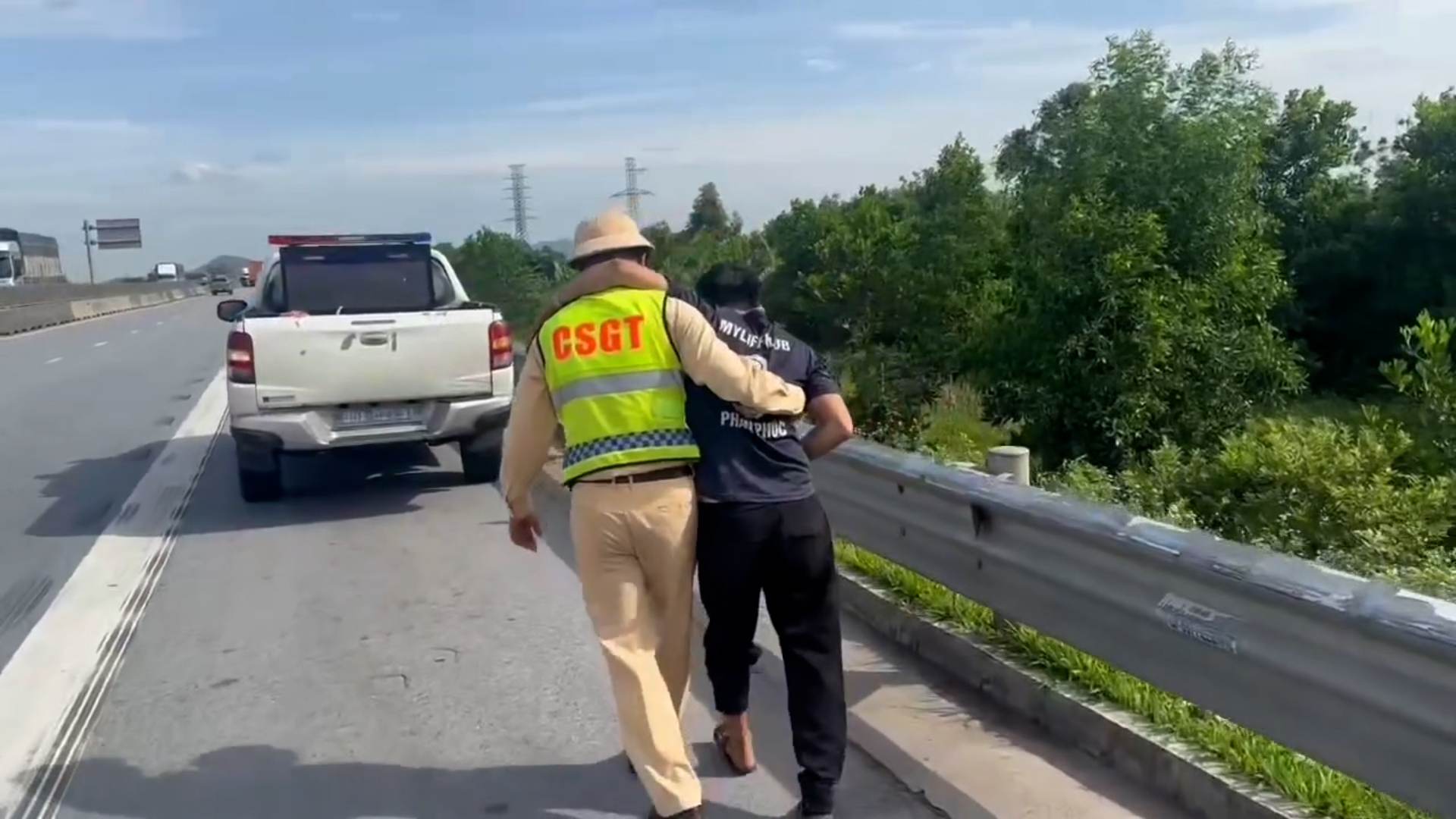 Emergency support from traffic police for driver suspected of stroke on highway