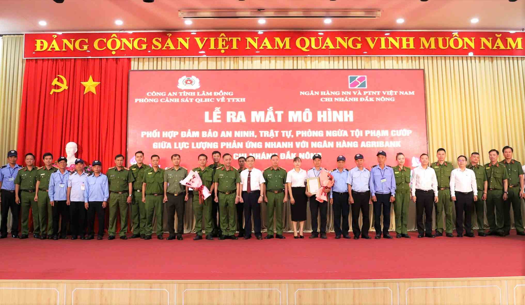 Ra mắt mô hình phòng chống tội phạm cướp ngân hàng tại Lâm Đồng. Ảnh: Phúc Khánh 