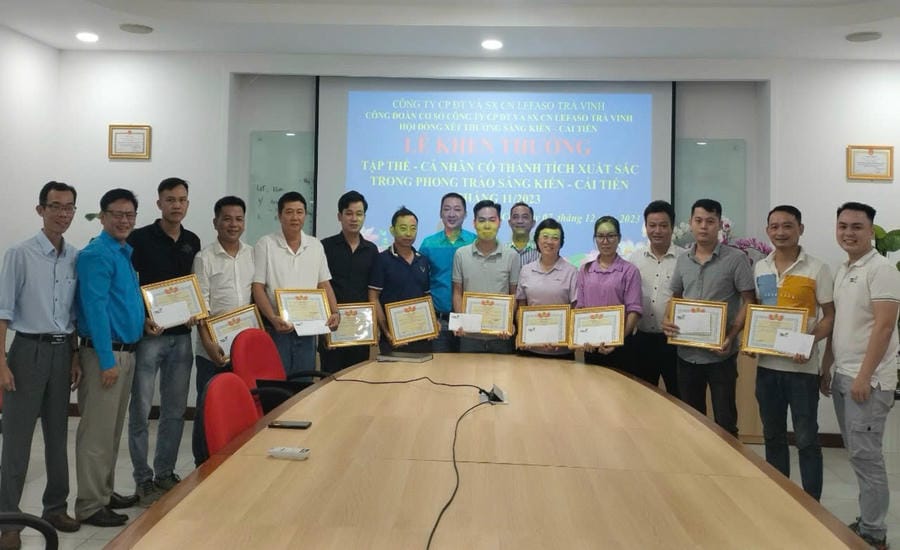 The Executive Committee of the Grassroots Trade Union of Lefaso Tra Vinh Industrial Investment and Production Joint Stock Company coordinates with the company to reward union members and employees with typical monthly improvement initiatives. Photo: Hoang Loc