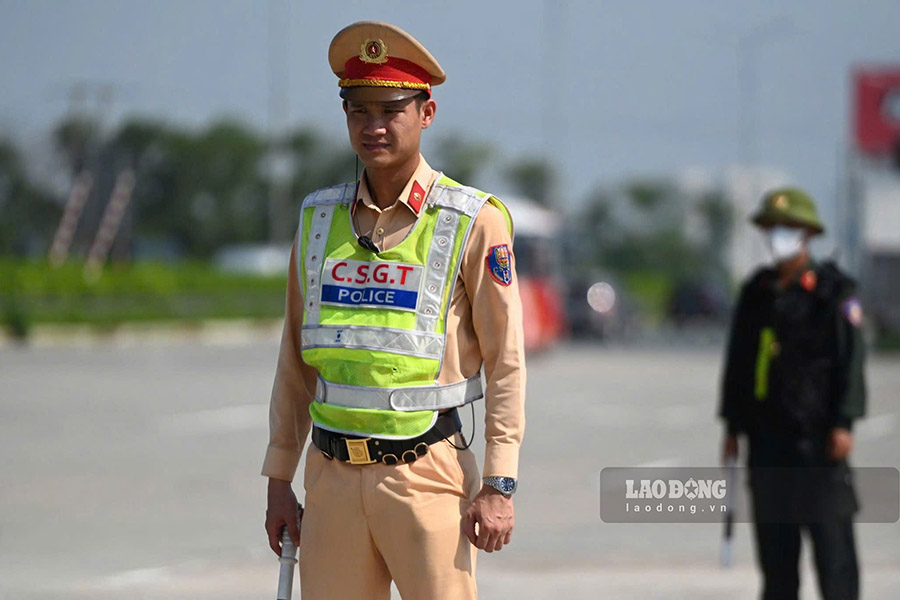 Traffic police forces control vehicles in the Noi Bai - Lao Cai expressway toll station area. Photo: Tien Ngo