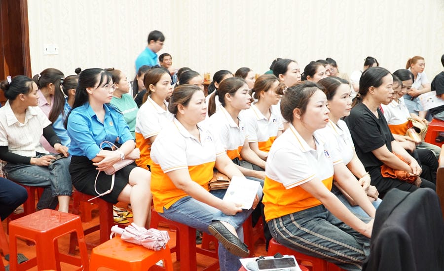 Workers at the Industrial Park are propagated about laws and labor safety. Photo: THANH TUAN