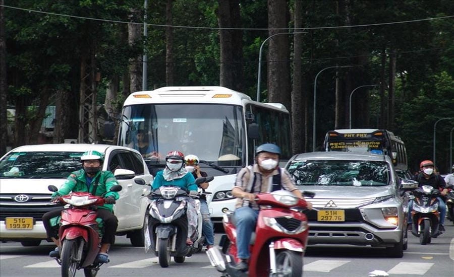 Ho Chi Minh City is expected to ban passenger cars with more than 29 seats from entering the inner city from 6am to 10pm. Photo: Minh Quan