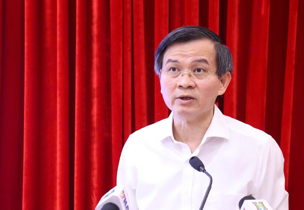 Assoc. Prof. Dr. Doan Minh Huan - Member of the Politburo, Director of the Ho Chi Minh National Academy of Politics - delivered the concluding remarks of the scientific conference "Building socialist communes and wards in the new era of development - Theoretical and practical issues". Photo: Tran Vuong