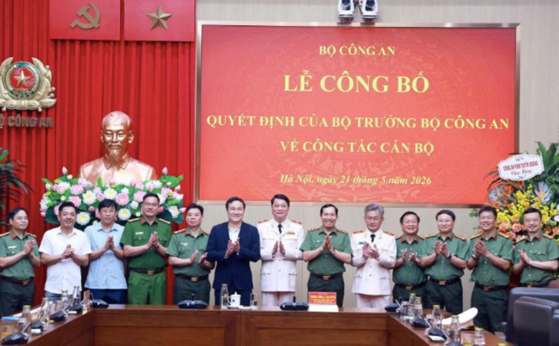 Tổng hợp dàn diễn viên trong hạ cánh khẩn cấp Tổng hợp dàn diễn viên trong hạ cánh khẩn cấp