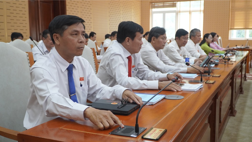 An Giang Provincial People's Council met to approve the draft resolution Regulating the level of health insurance contribution support for people with prestige among ethnic minorities who are not subject to state budget contributions and health insurance contribution support in An Giang province. Photo: Nguyen Anh