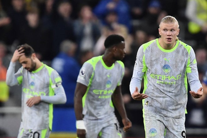 Man City không có sự ổn định như Arsenal ở Premier League mùa này.  Ảnh: AFP