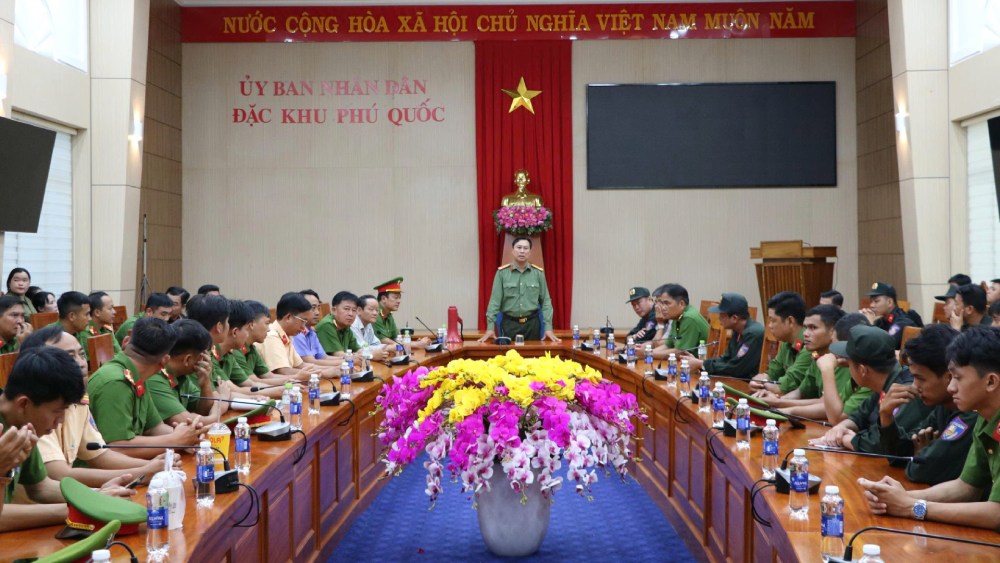 Triển khai công tác bảo đảm an ninh trật tự cho buổi cưỡng chế. Ảnh: Tiến Dũng