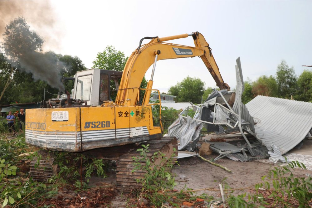 Conducting coercion against households encroaching on land and encroaching on forest land in Phu Quoc. Photo: Tien Dung