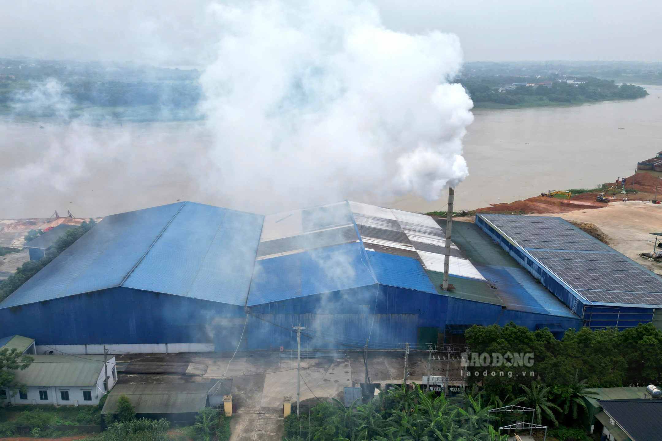 Ngày 21.5, máy viên nén gỗ này xả khói nghi ngút mặc dù trước đó Chủ tịch UBND tỉnh đã yêu cầu dừng hoạt động cho đến khi có giấy phép môi trường. Ảnh: Tô Công