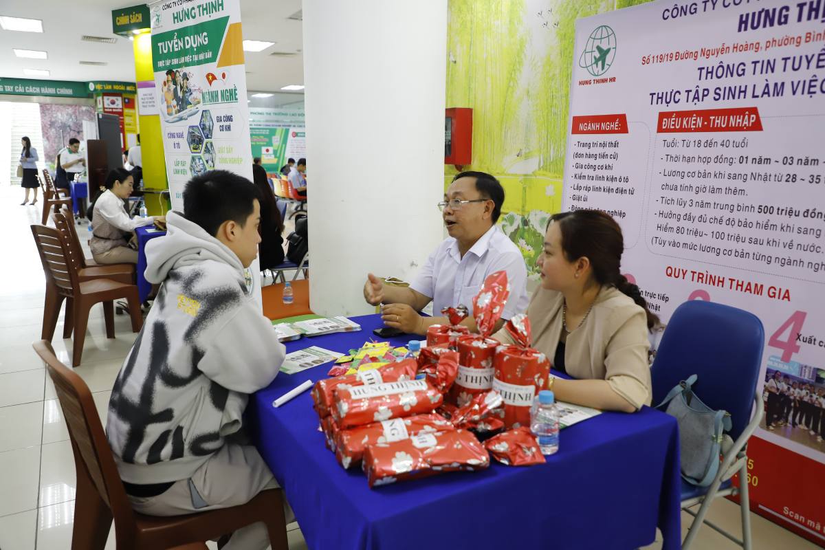 Workers are consulted on jobs at the Can Tho City Employment Service Center. Photo: Luong Hanh