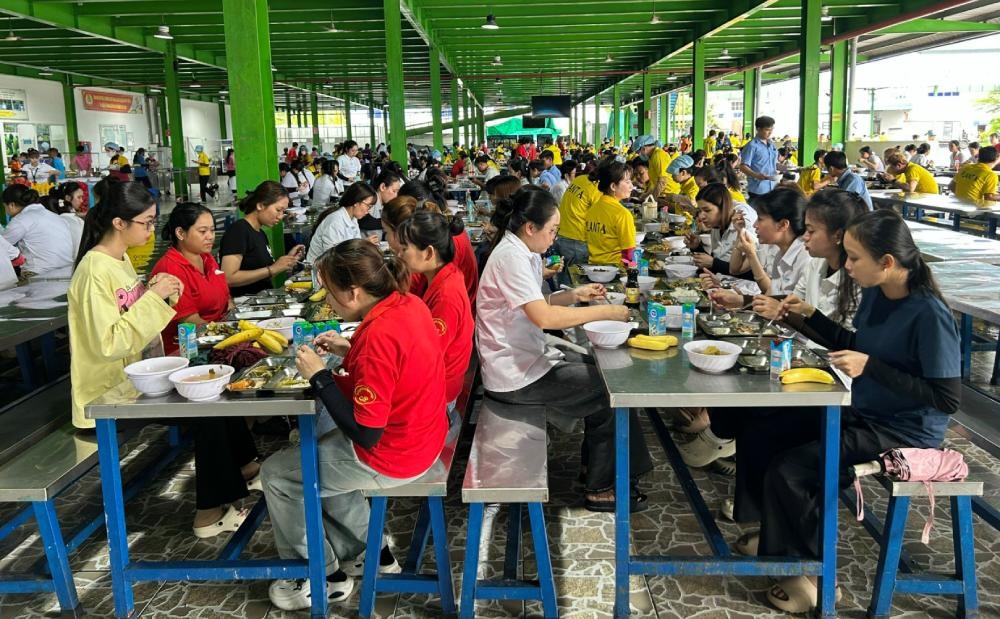 Công nhân lao động Công ty TNHH Hwaseung Rạch Giá cùng ăn bữa cơm Công đoàn. Ảnh: Cẩm Tú