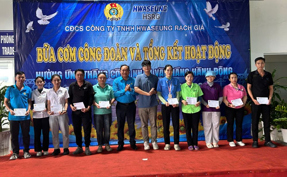 Tặng quà cho công nhân lao động có hoàn cảnh khó khăn. Ảnh: Cẩm Tú