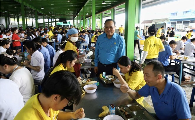 Hơn 6.000 công nhân lao động Hwaseung Rạch Giá cùng ăn bữa cơm Công đoàn