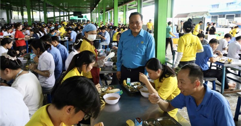 Hơn 6.000 công nhân Hwaseung Rạch Giá dự bữa ăn công đoàn