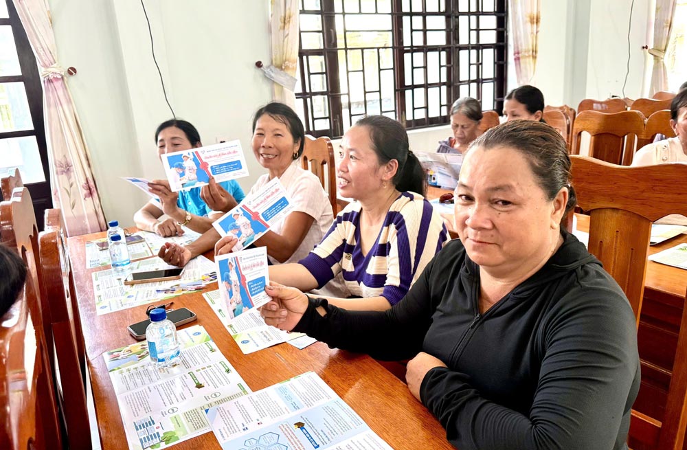 Nam Phuoc Commune Trade Union coordinates propaganda and dialogue on social insurance, health insurance, and unemployment insurance policies in Duy Nghia commune. Photo: Nam Phuoc Trade Union