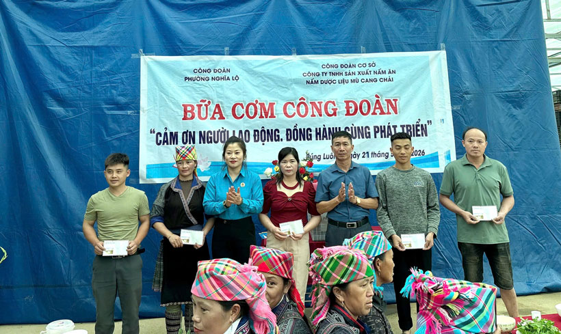 Công đoàn phường Nghĩa Lộ tặng quà doanh nghiệp và người lao động. Ảnh: An Vi