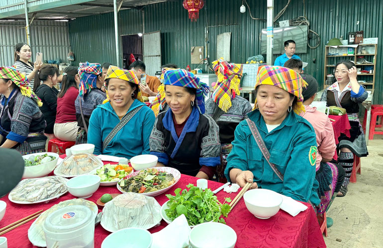 Công nhân công ty TNHH Nấm ăn, nấm dược liệu phấn khởi tham gia “Bữa cơm Công đoàn“. Ảnh: An Vi