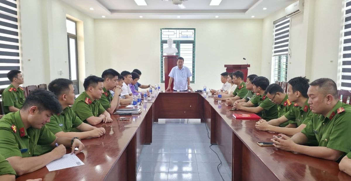 Ban Thường vụ Đảng ủy xã Tiên Minh biểu dương Công an xã đã có thành tích xuất sắc xử lý đối tượng chống người thi hành công vụ. Ảnh: Xã Tiên Minh
