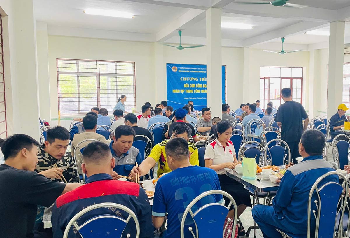 Trade Union meal at Hon Gai Mechanical Joint Stock Company. Photo: Doan Hung