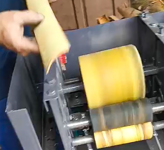 Chiếc máy bào vỏ quế tự chế gia đình sử dụng trong quá trình sản xuất, có hệ thống trục quay tốc độ cao tiềm ẩn nguy cơ tai nạn nghiêm trọng đối với trẻ nhỏ. Ảnh do gia đình bệnh nhi cung cấp.