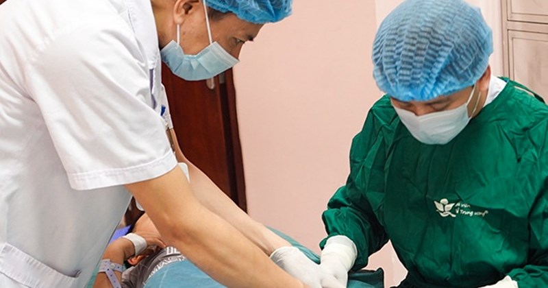 Bé trai 7 tuổi suýt mất tay vì tự bật máy bào quế