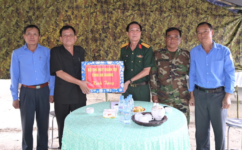 Đoàn công tác đã thăm hỏi, động viên và trao quà cho cán bộ, chiến sĩ Đội K93 đang thực hiện nhiệm vụ trên đất bạn Campuchia. Ảnh: Phương Vũ