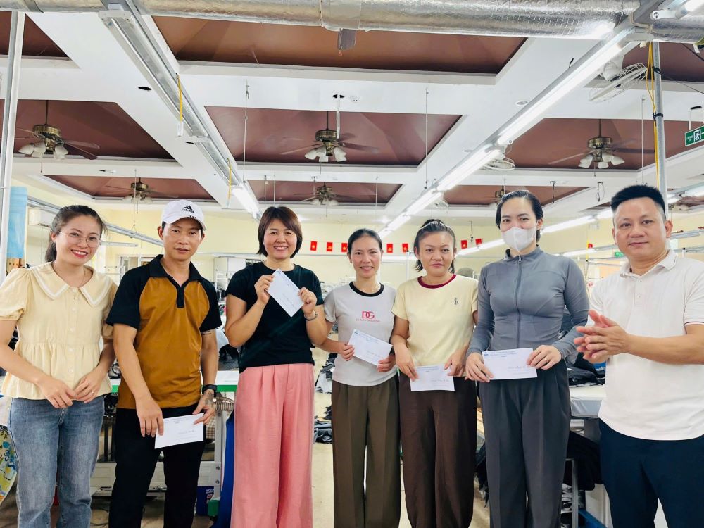 Quang Binh Garment Co., Ltd. honors outstanding collectives and individuals in the 2026 production emulation. Photo: Quang Tri Trade Union