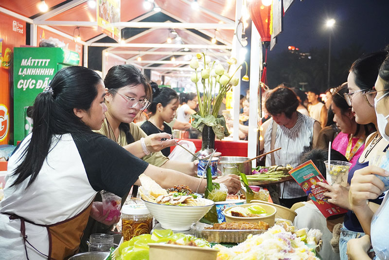 Người dân và du khách thưởng thức ẩm thực tại lễ hội. Ảnh: Trần Thi
