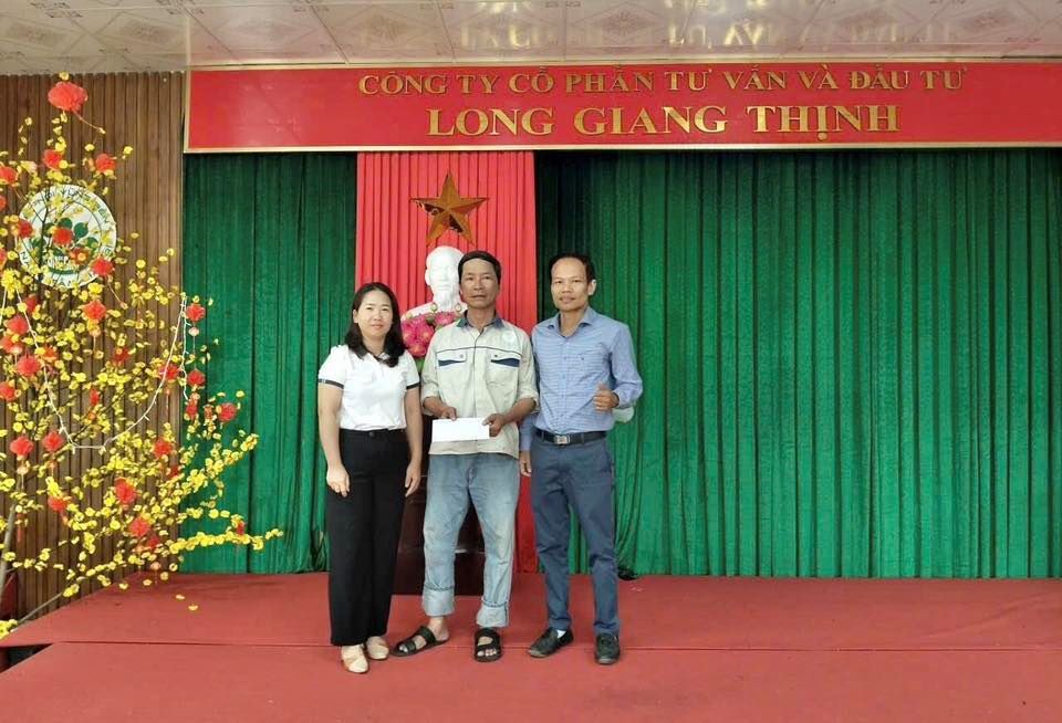 Quang Tri Provincial Labor Federation supports union members injured in labor accidents in particularly difficult circumstances. Photo: Quang Tri Trade Union
