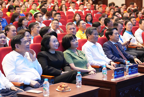 Các đại biểu tới dự lễ khai mạc. Ảnh: Hữu Chánh