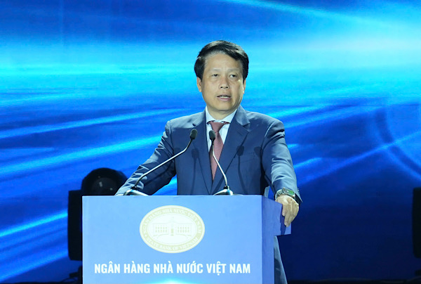 Mr. Pham Tien Dung, Member of the Standing Committee of the Party Committee, Deputy Governor of the State Bank of Vietnam, Chairman of the Vietnam Bank Union, Head of the Steering Committee, Head of the Organizing Committee of the "Banking Industry Digital Transformation" Contest 2026, delivered the opening speech. Photo: Huu Chanh