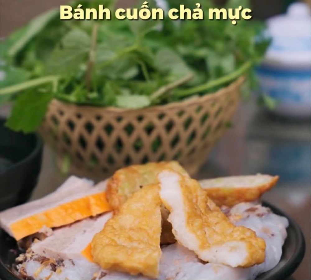 Bánh cuốn chả mực là món ăn nổi tiếng tại Hạ Long. Ảnh: Cắt từ video.