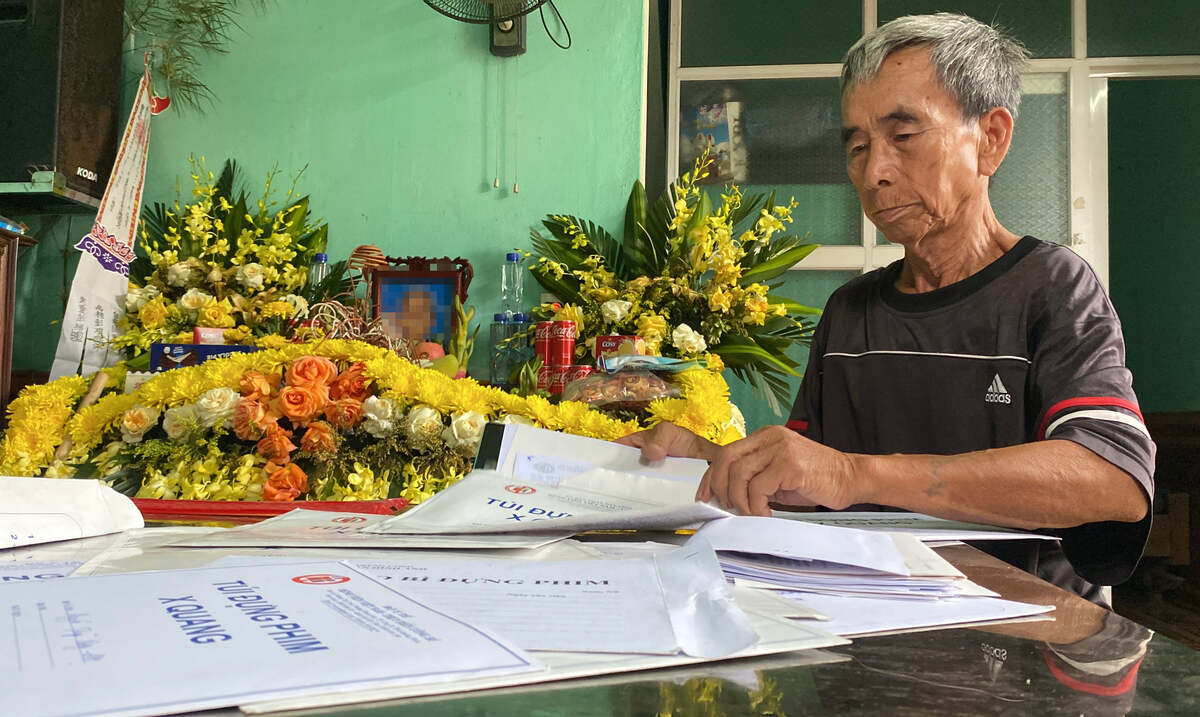 Mr. Nguyen Van Binh (Dong Trieu ward, Quang Ninh) reviewed documents related to Duong's cancer.