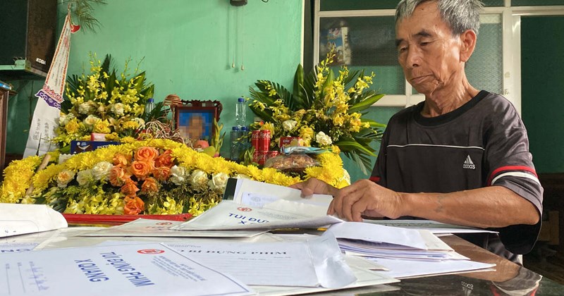 Cụ ông Quảng Ninh một mình chăm hai cháu bệnh, gây xúc động