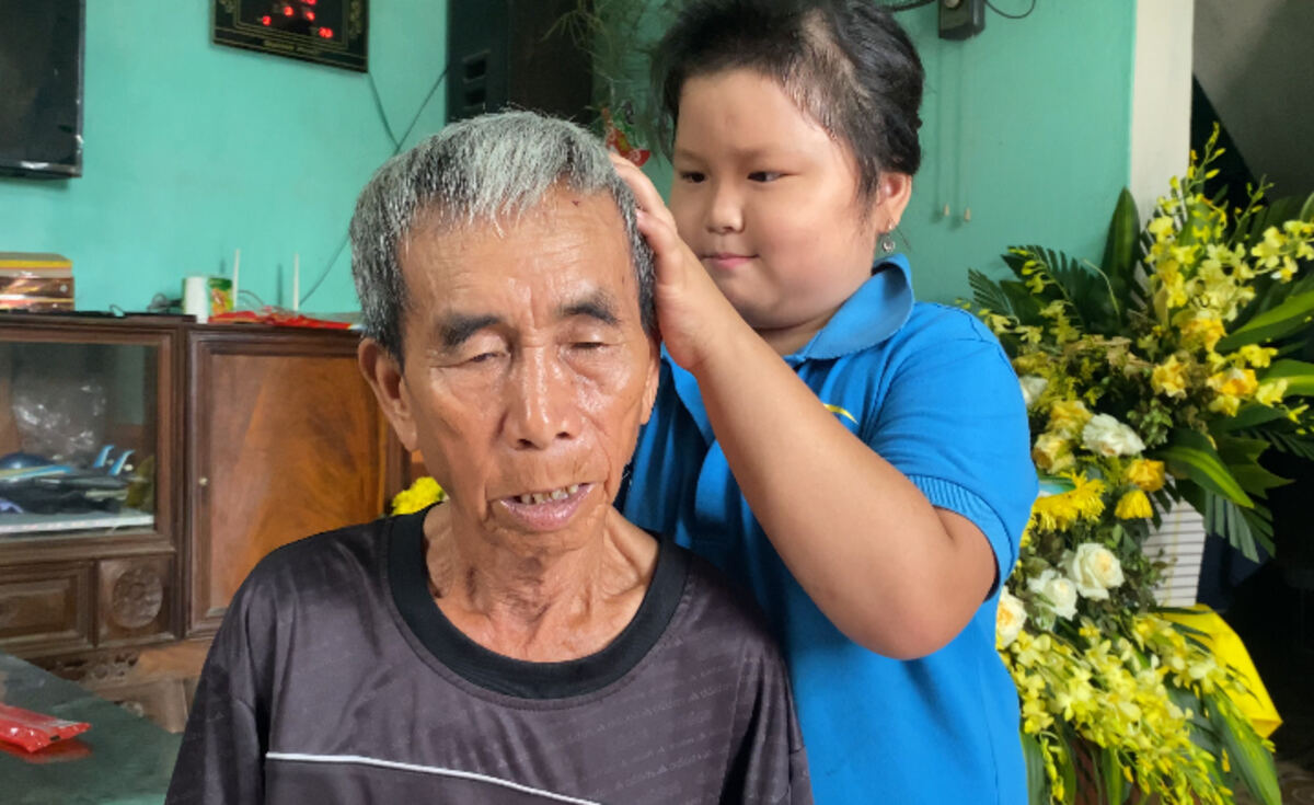 Quỳnh Trang nhổ tóc cho ông nội.