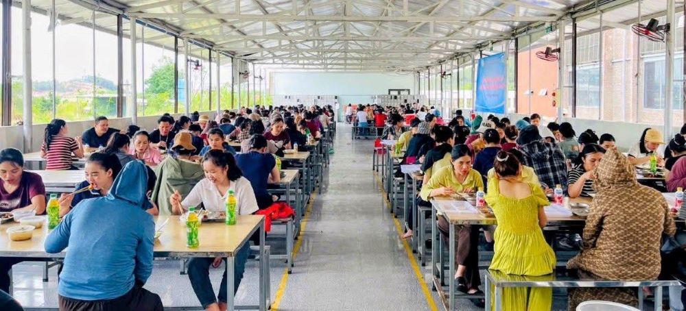 Dong A - Decal Ha Noi Co., Ltd. takes care of meals for workers in the hot summer. Photo: Nghe An Trade Union