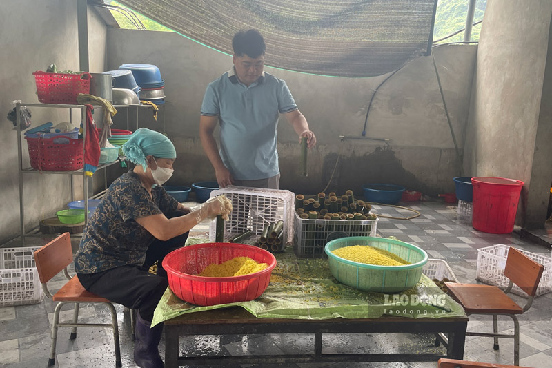 People in Coc San commune, Lao Cai province maintain the traditional bamboo rice making profession. Photo: Dinh Dai