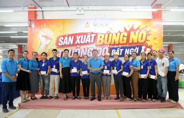 Nghe An Provincial Labor Federation visits, works and gives gifts to workers in difficult circumstances at Minh Anh Kim Lien Garment Joint Stock Company. Photo: Nghe An Trade Union