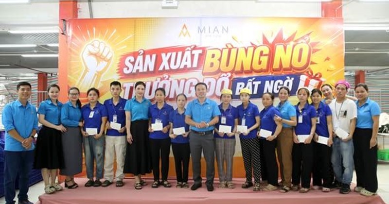 Minh Anh Kim Liên tặng quà công nhân trong bối cảnh khó khăn